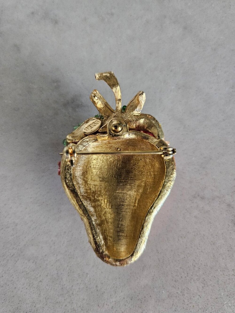 RARE & VINTAGE WEISS GLAZED STRAWBERRY CRYSTAL BROOCH /PIN IN HEAVY GOLD SETTING - Picture 14 of 15